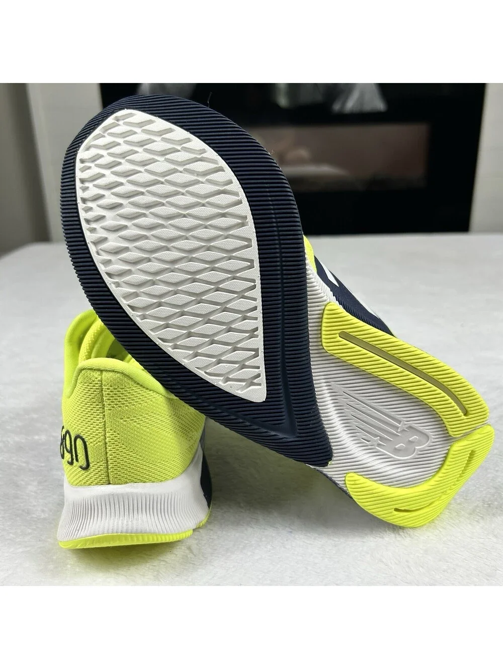 New Balance Women’s 890 V8 Running Shoes Size 7.5 Neon Yellow Walking Sneakers